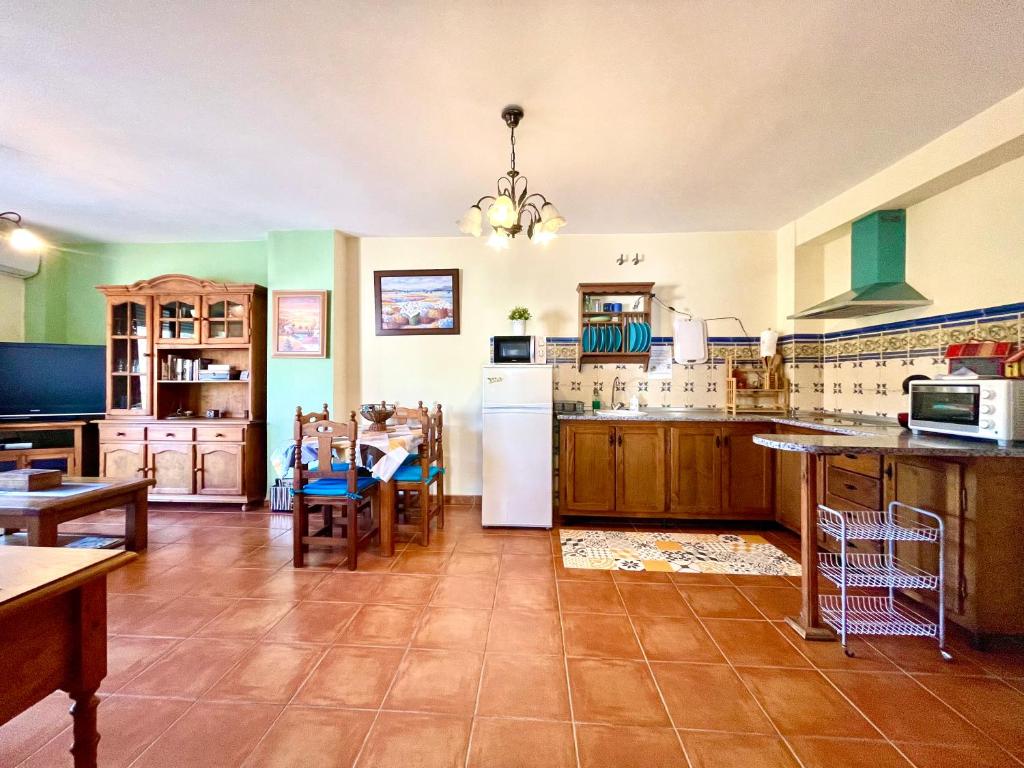 Kuchyň nebo kuchyňský kout v ubytování Apartamentos Axarquia , Frigiliana, terraza privada con vistas a la montaña rio y al mar