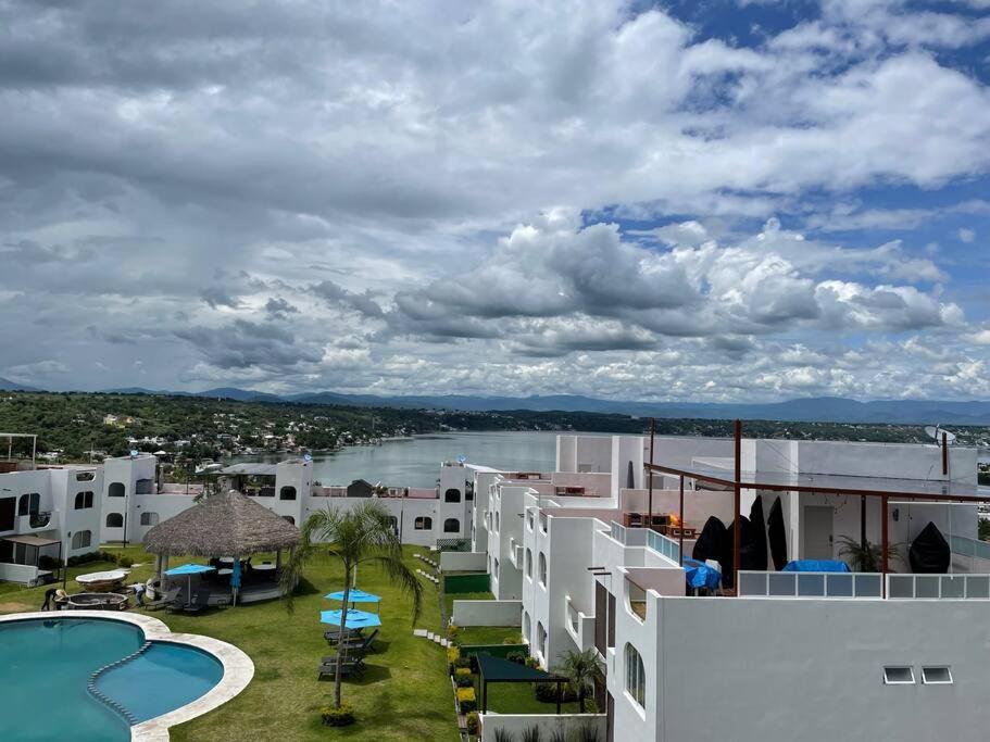 Jojutla de JuárezにあるCasa en Tequesquitengo con acceso al lagoのホテルのバルコニーから水の景色を望めます。