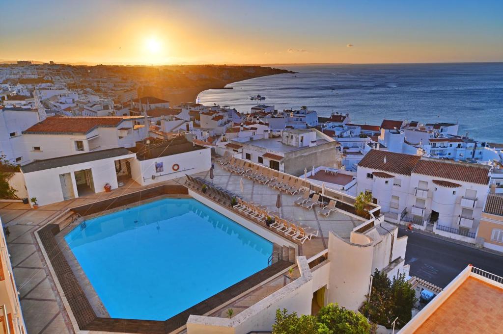 uma vista para uma villa com piscina em Boa Vista Hotel & Spa - Adults Only em Albufeira