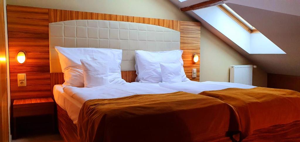 Postel nebo postele na pokoji v ubytování Hotel Okresní Dům