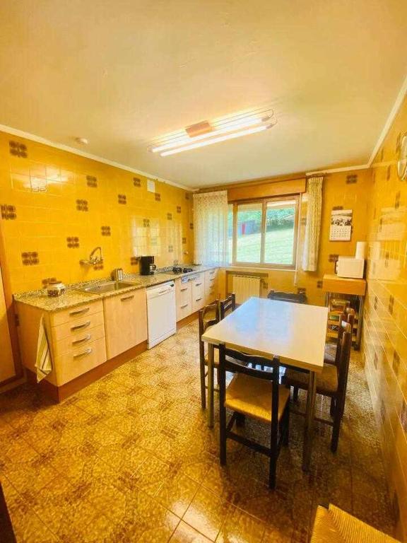 Kuchyň nebo kuchyňský kout v ubytování La FayonaRelax y desconexión al lado de Gijon