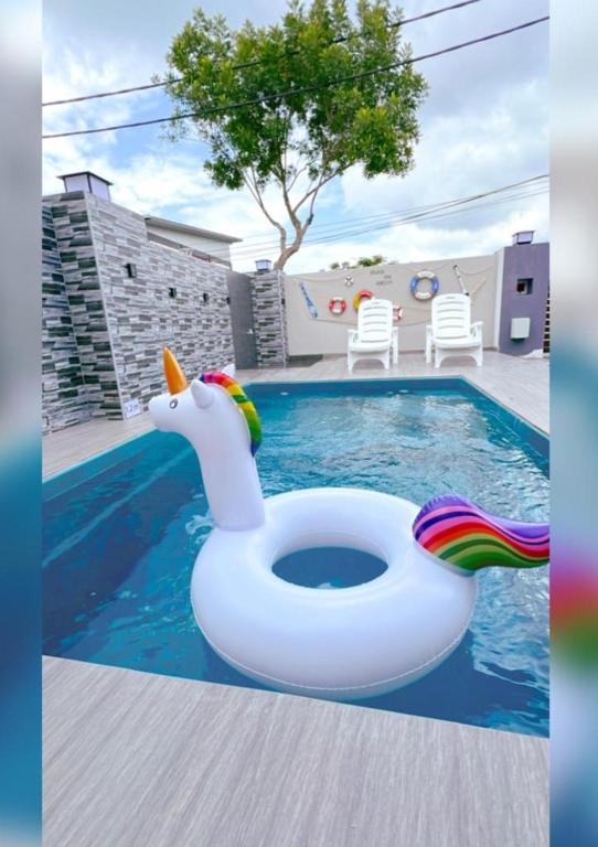 uma piscina com um unicórnio insuflável numa piscina em Bonjour Homestay em Sungai Pelik