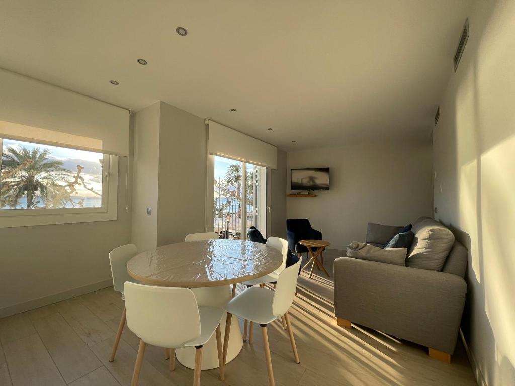 Гостиная зона в Apartaments Voramar Roses