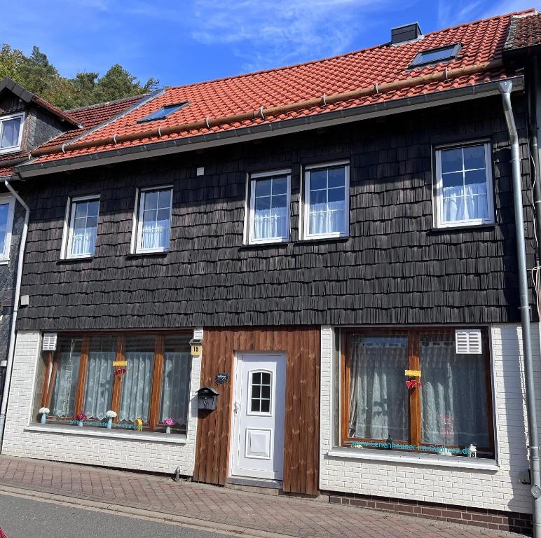 バート・ザクサにあるGruppenhaus bis 14 Personen im Südharzの白いドアと窓のある茶色の家
