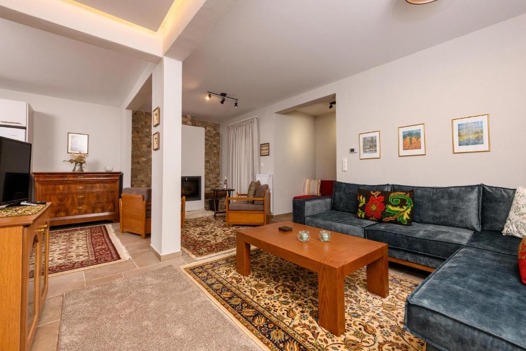 sala de estar con sofá y mesa en Kyra’s House, en Neraidochori