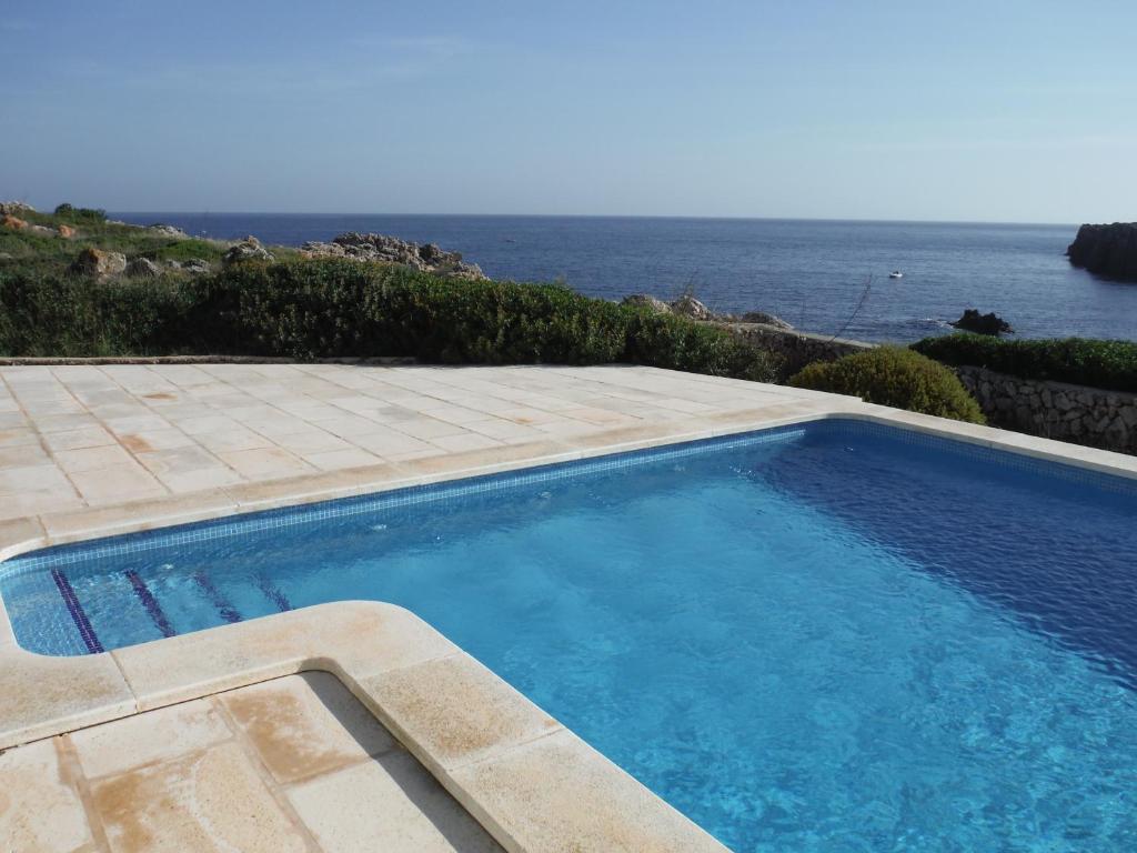 Basen w obiekcie Ficula Nou Beachfront Villa with private pool lub w pobliżu