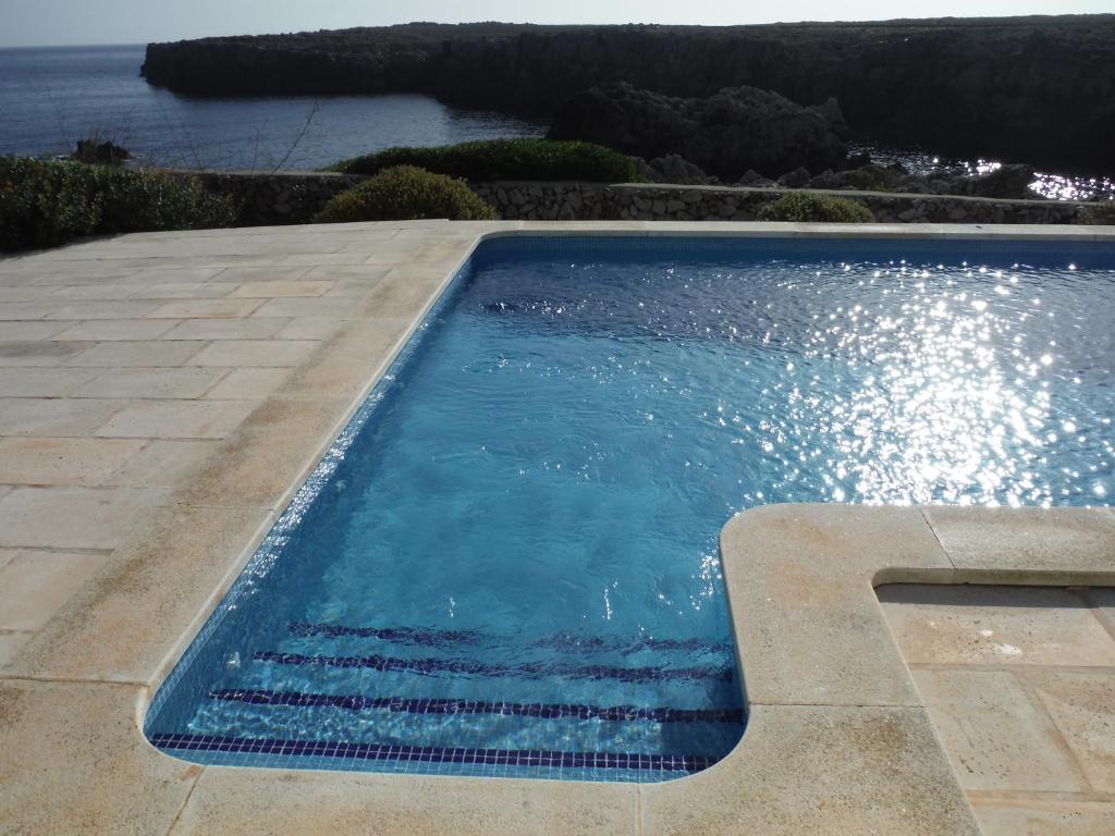 Basen w obiekcie Ficula Nou Beachfront Villa with private pool lub w pobliżu