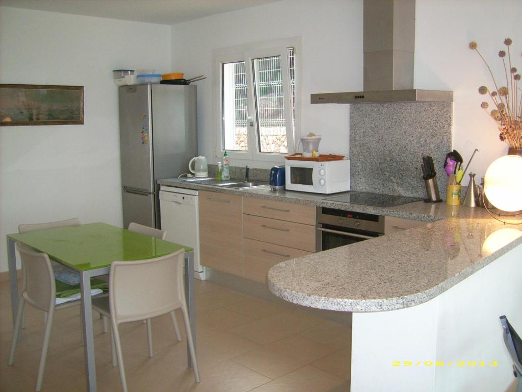 Kuchnia lub aneks kuchenny w obiekcie Ficula Nou Beachfront Villa with private pool