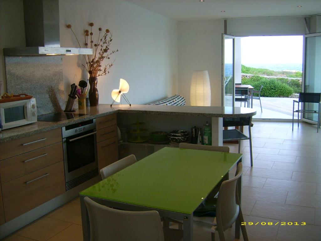 Kuchnia lub aneks kuchenny w obiekcie Ficula Nou Beachfront Villa with private pool