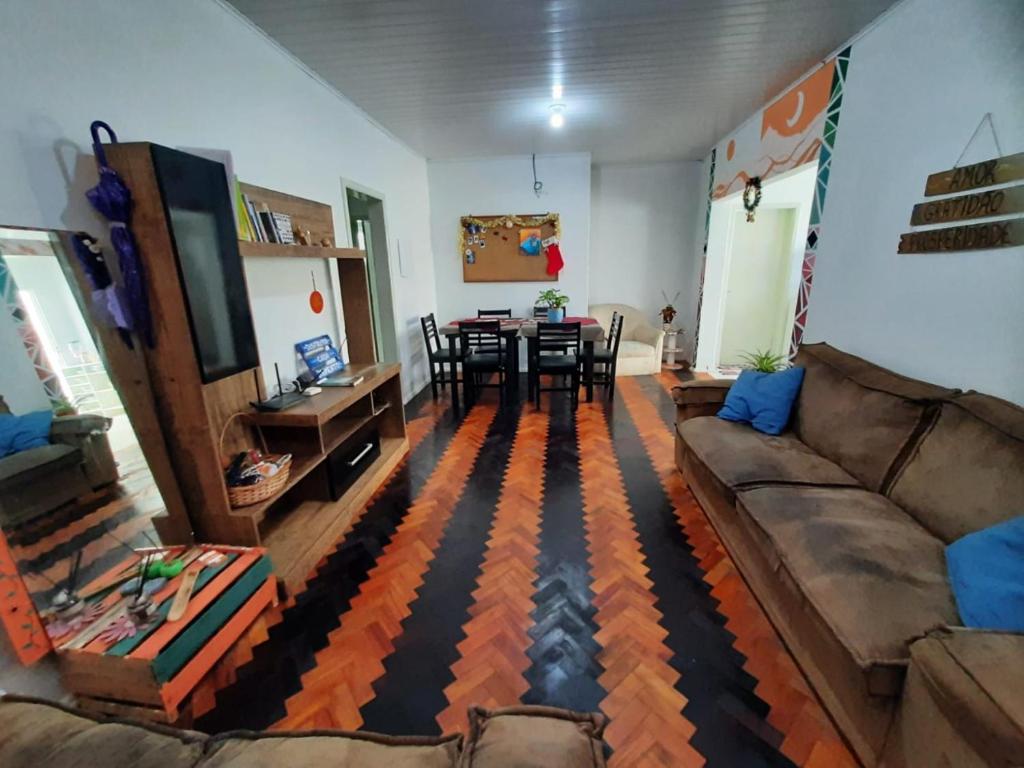 sala de estar con sofá y mesa en Casa aconchegante no centro da cidade, en Balneário Camboriú