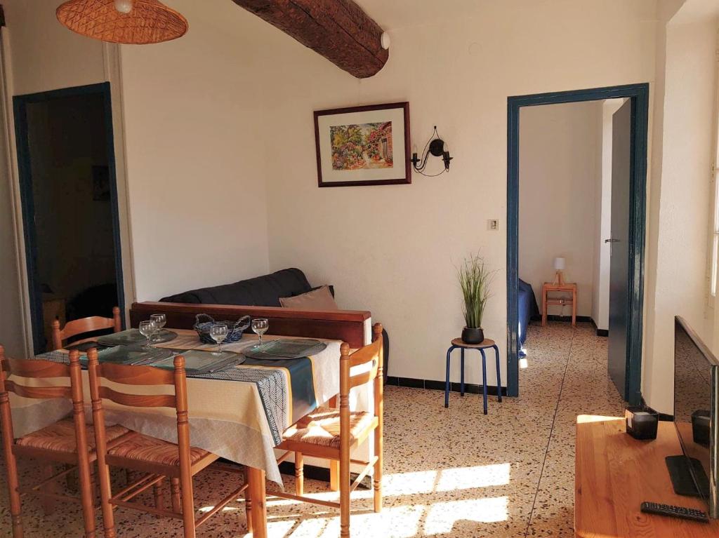 a dining room with a table and chairs at 5COMA2 Appartement proche plage in Collioure