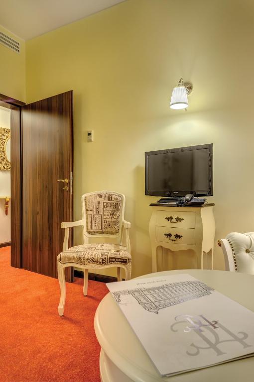 TV a/nebo společenská místnost v ubytování Capitol Hotel
