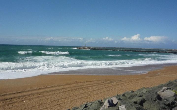 a beach with the ocean and some waves at Le Cocon d'Aguilera à 200m du stade et 2km de la plage in Anglet