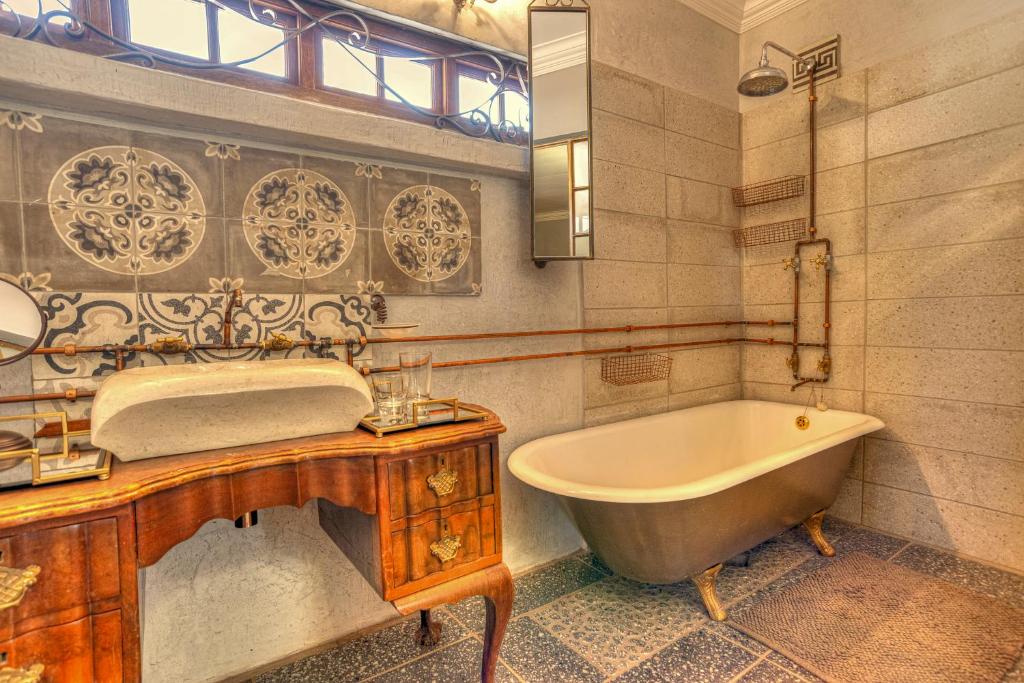 un bagno con vasca e lavandino di Oak View Manor a Heidelberg