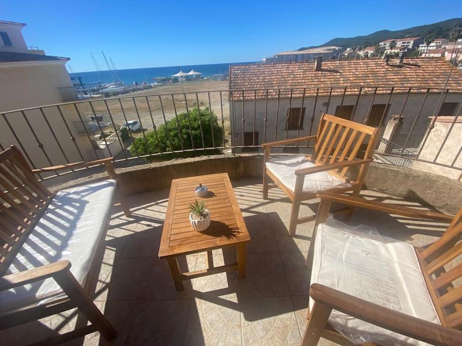 un patio con due sedie e un tavolo con una pianta di "T4 Anghjula Santa" proche du port avec vue mer a Sari Solenzara