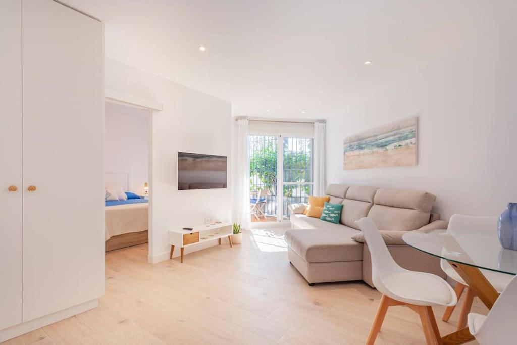 biały salon z kanapą i stołem w obiekcie FARO PUERTO ESTEPONA w mieście Estepona