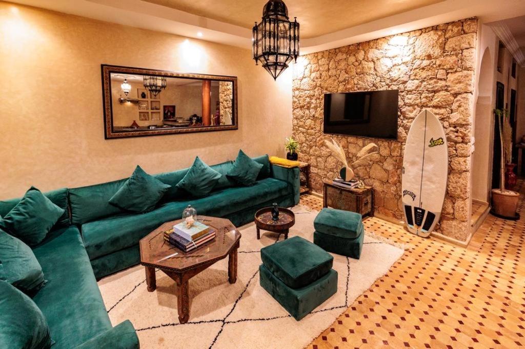 TV a/nebo společenská místnost v ubytování Cheerful 4-bedroom home in mirleft