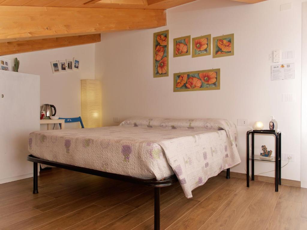 een slaapkamer met een bed in een kamer bij Oasi dei Deserti - Camera con colazione in Morciano di Romagna