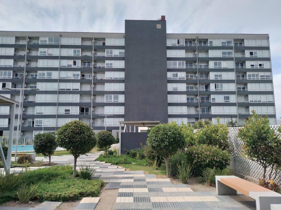 ein großes Gebäude vor einem Gebäude in der Unterkunft Departamento amoblado, 2 piezas 1 baño, 6º piso con ascensor, vista norte, control 24 hr in La Serena