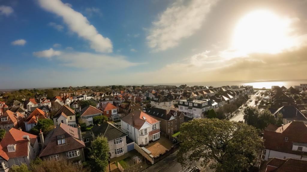 uma vista aérea de uma cidade com casas em Beach Way House em Southbourne