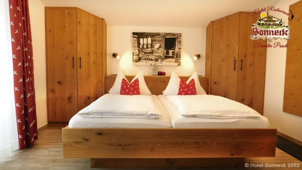 Postel nebo postele na pokoji v ubytování Hotel-Gasthof-Sonneck