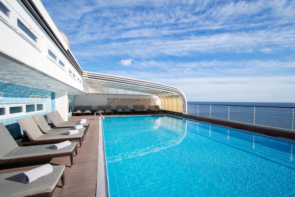uma piscina no convés de um navio de cruzeiro em SANA Sesimbra Hotel em Sesimbra