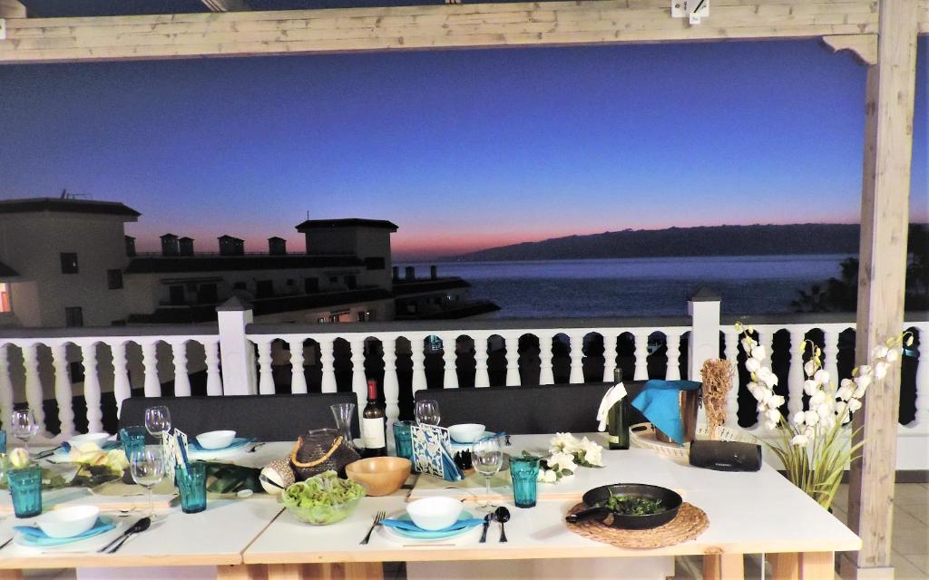 mesa de comedor con vistas al agua en Villa Alexander en Puerto de Santiago