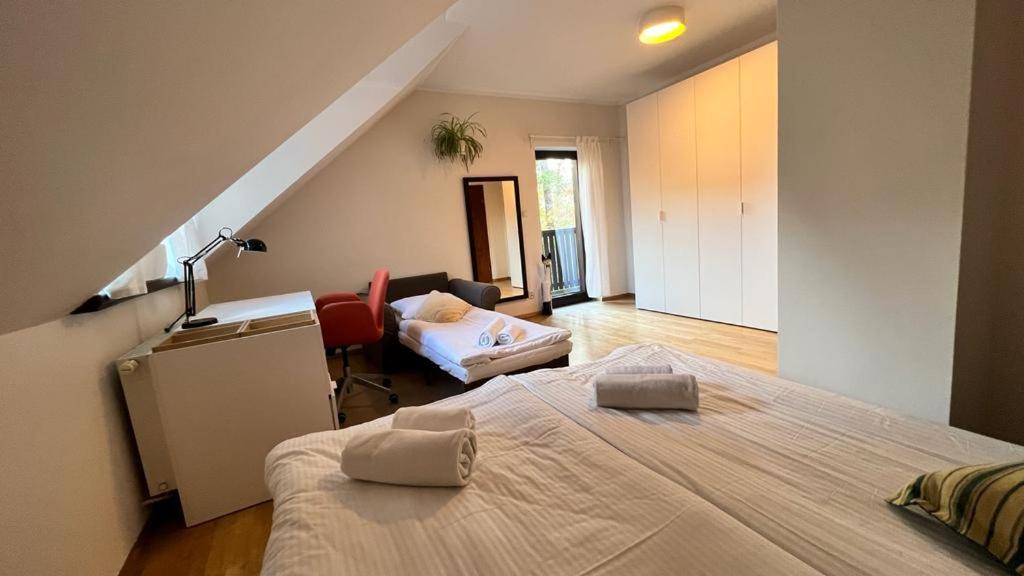 een slaapkamer met een bed en een bank in een kamer bij Dom Puchacza in Lądek-Zdrój