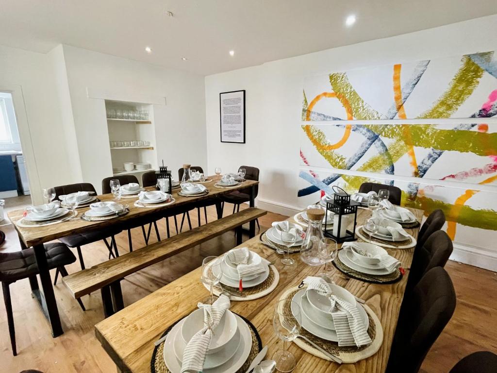 The Bookcase - Cinema room, Hot Tub, Kids play area, Sandy Beach