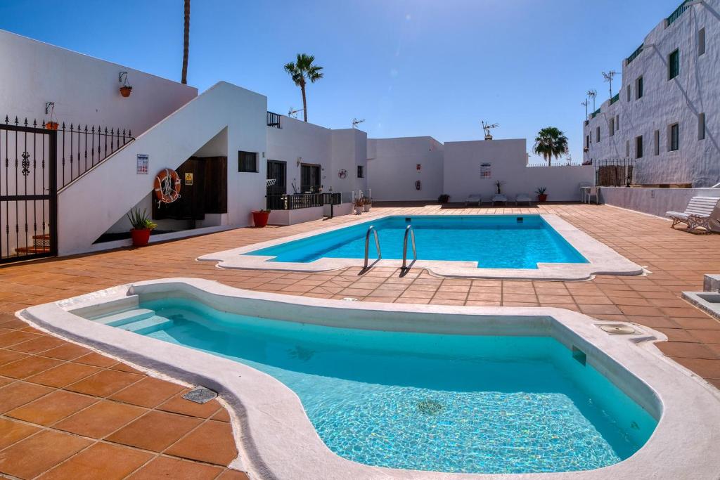 Bazén v ubytování Sea Waves Lanzarote 500m from Playa Grande big terrace and pool nebo v jeho okolí