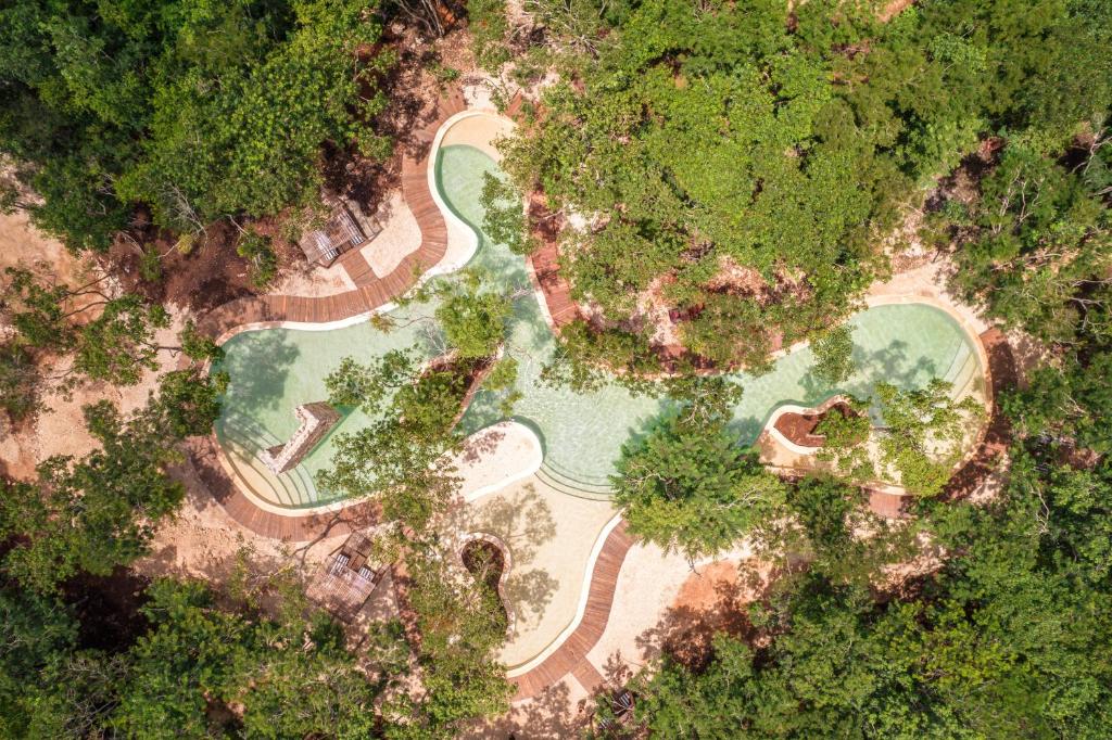 una vista aérea de un parque con un estanque en Oriundo Luxury Nature Villas en Valladolid