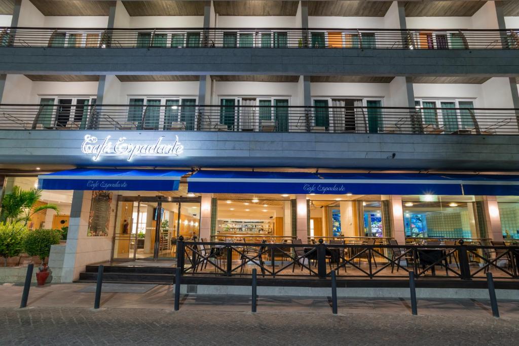 O edifício onde o hotel está situado