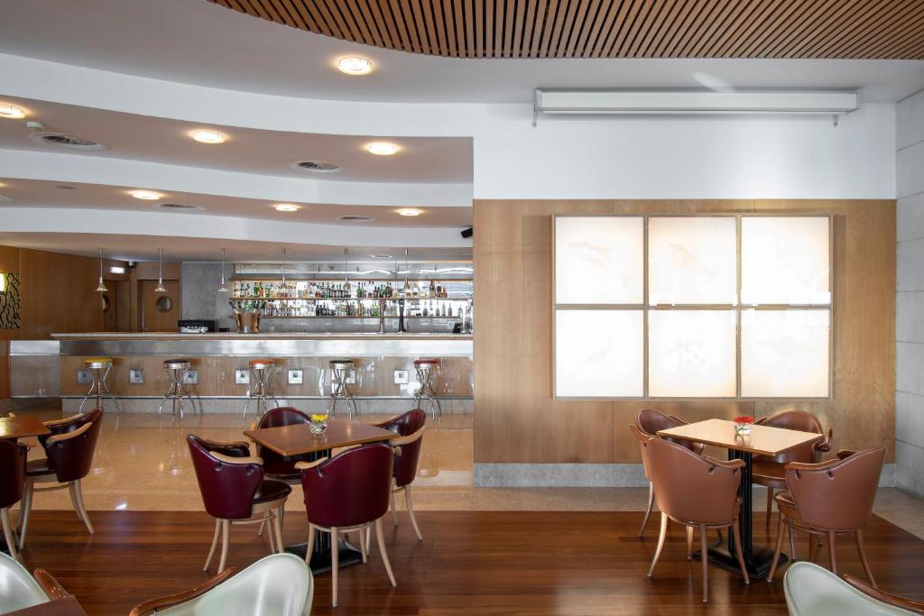 A área de bar ou lounge em SANA Sesimbra Hotel