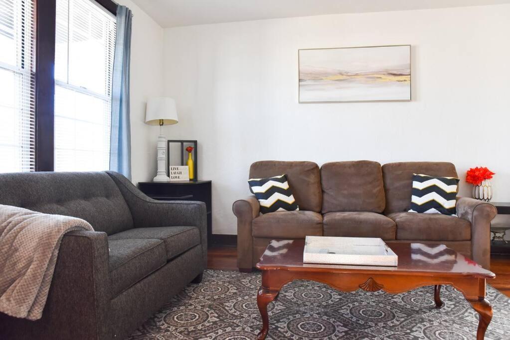 sala de estar con sofá y mesa de centro en Beautiful 3 Bedroom Home Cozy Front and Back Porch, en Munhall