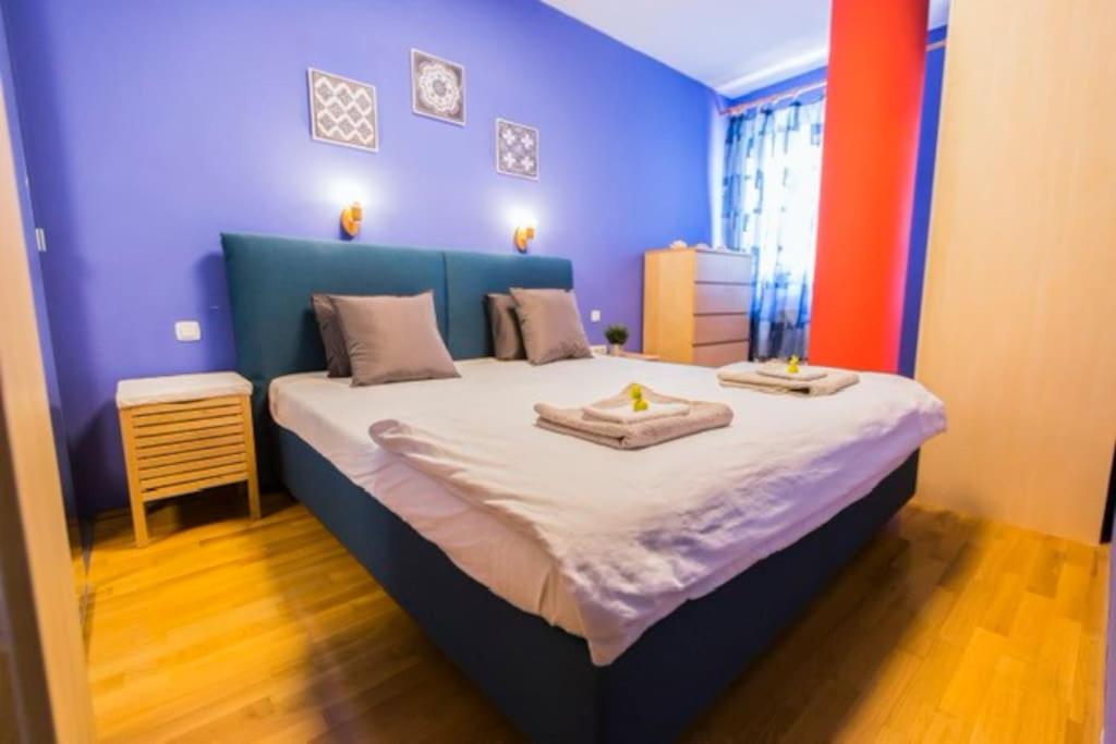 Postel nebo postele na pokoji v ubytování Super Central Modern Home at Gozsdu Passage