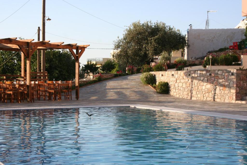 Bazén v ubytování Ataviros Hotel nebo v jeho okolí