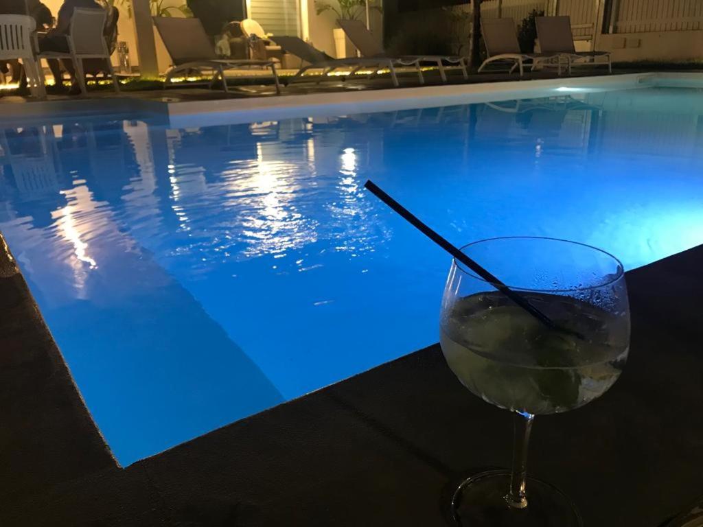 Basen w obiekcie Villa White Luxury Residence lub w pobliżu