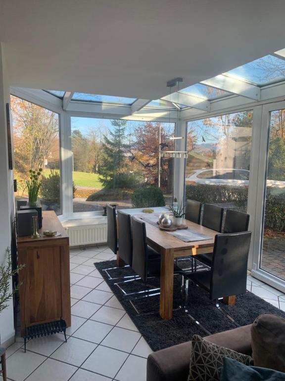 - une salle à manger avec une table et des chaises dans l'établissement Ferienwohnung Emma, à Olsberg