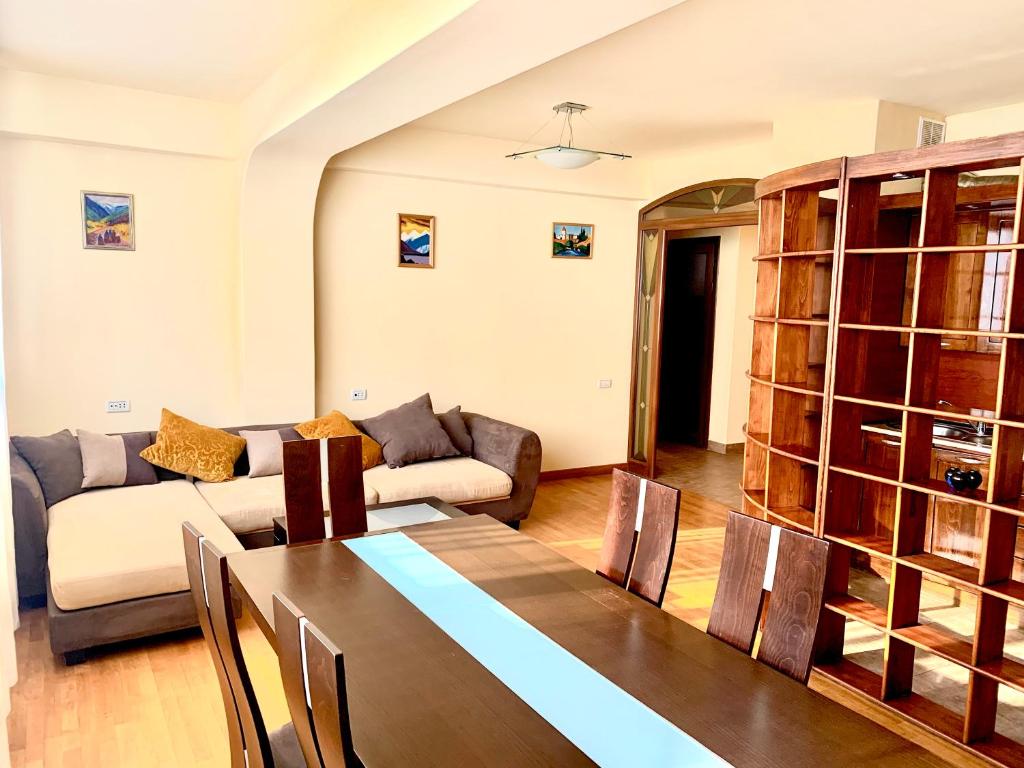 un soggiorno con un tavolo e un divano di Apartment Amiryan a Yerevan