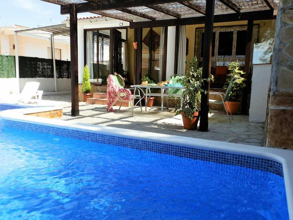 una piscina frente a una casa en Casa Deltebre, 2 dormitorios, 4 personas - ES-184-14, en Riumar