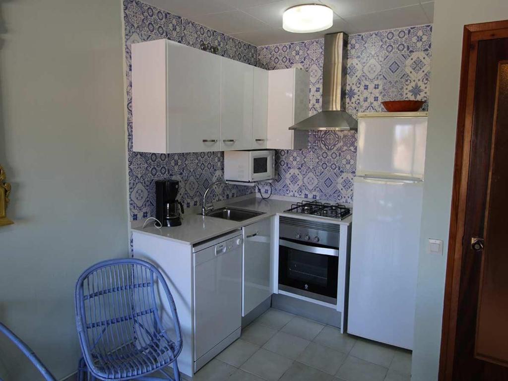 Kuchyňa alebo kuchynka v ubytovaní Perfecto apartamento cerca del mar, ¡Mascotas bienvenidas! WiFi gratis, aire acondicionado opcional - ES-184-41