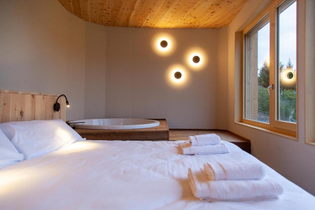 A bed or beds in a room at Casa amb jacuzzi privat, Cal Rossa