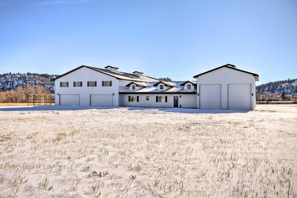 une grande maison blanche dans un champ de sable dans l'établissement Joliet Studio Less Than 36 Mi to Red Lodge Mountain!, 