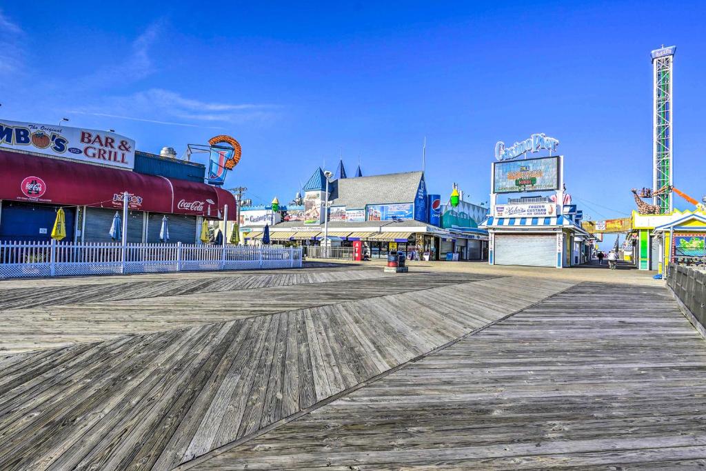 um calçadão num cais com muitas lojas e edifícios em Walkable Seaside Heights Apt Near Beaches! em Seaside Heights