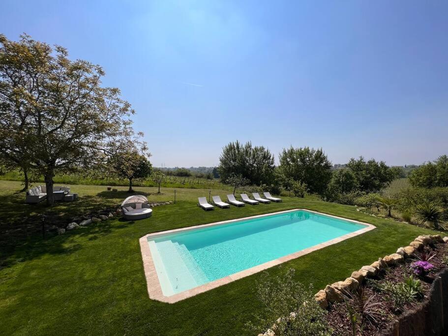 ein Schwimmbad in der Mitte eines Gartens in der Unterkunft Gîte au cœur des vignes in Bourg-sur-Gironde