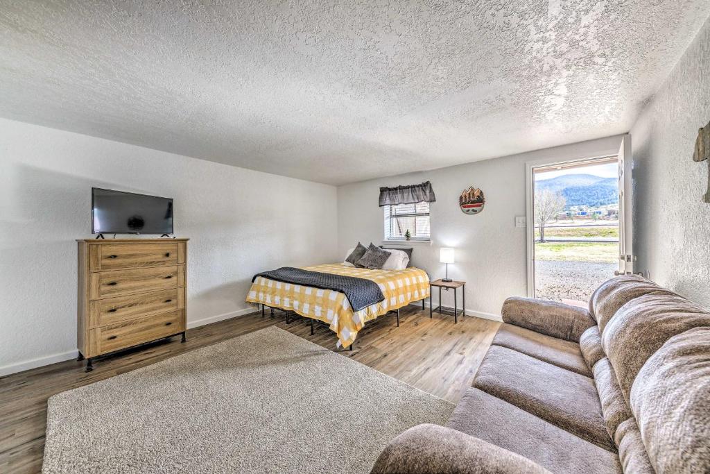 Apartment Dirty Daves Cabin Studio in Ruidoso Downs!, NM