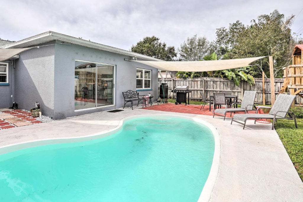 einen Pool im Hinterhof eines Hauses in der Unterkunft Sun-Kissed Largo Escape Private Pool and Patio in Largo