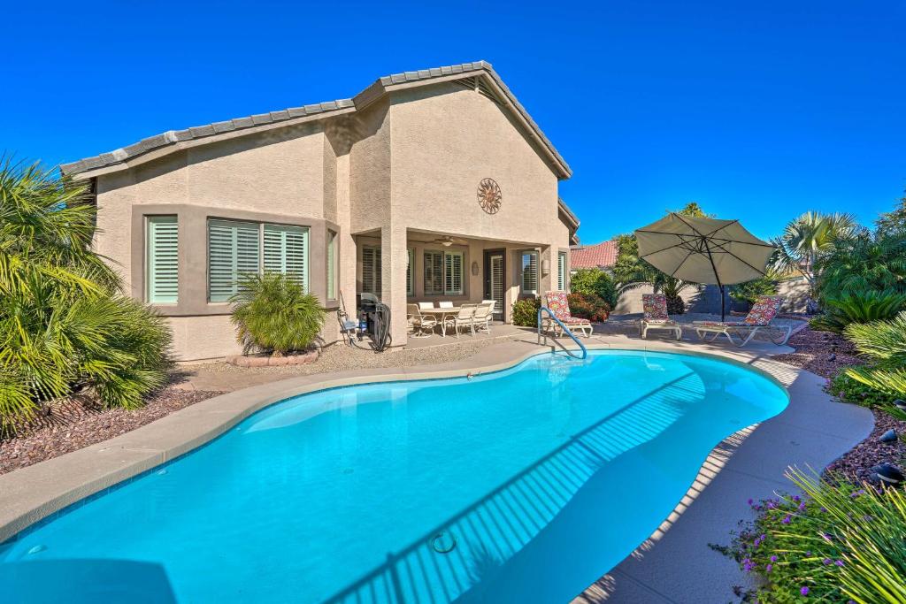 una piscina frente a una casa en Glendale Getaway with Outdoor Pool and Gas Grill!, en Glendale