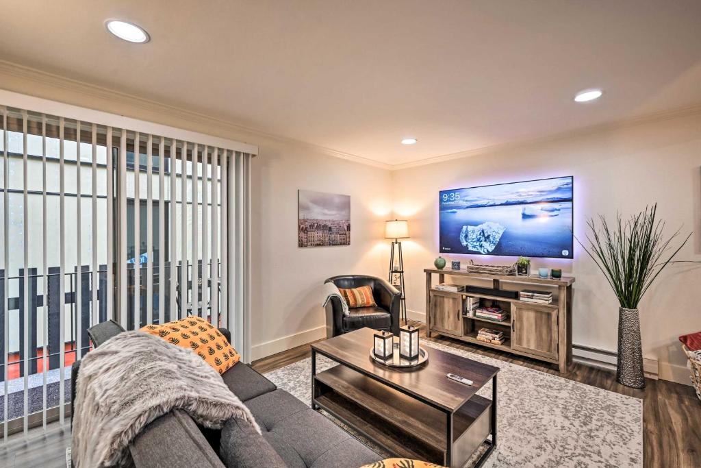 ein Wohnzimmer mit einem Sofa und einem TV in der Unterkunft Cozy Seattle Apt in Ballard about 7 Mi to Dtwn! in Seattle