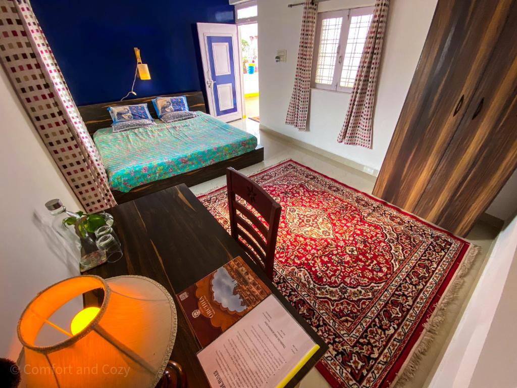 歐恰的住宿－Comfort and Cozy，一间带桌子和床的用餐室
